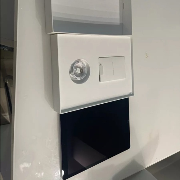 I am selling out my old iPad Pro 6th Gen.12.9inch Wi-Fi 5G o2 network 128Gbspace - Picture 2 of 4